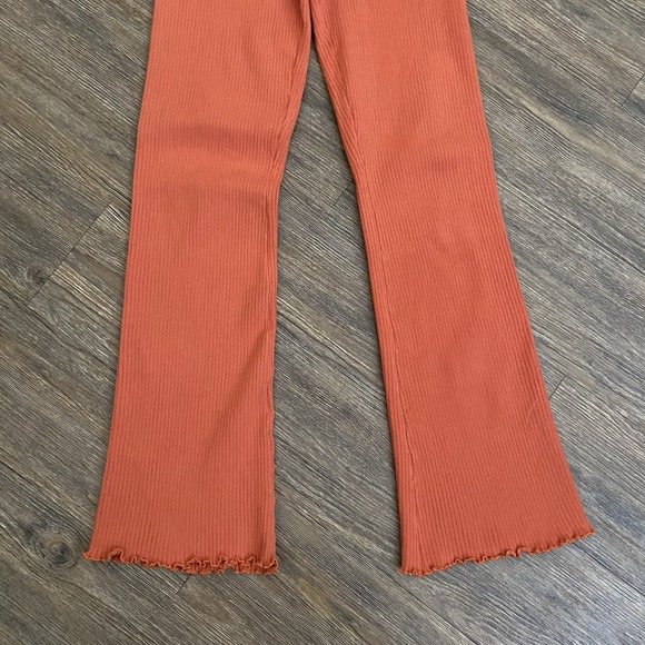 Good American Lettuce Edge Baby Flare Pants in Cinnamon Size 1/2 NWT - Picture 3 of 9